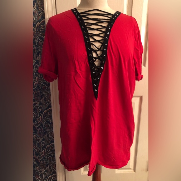 Trend Shop size large red top Vneck criss cross in black short sleeve - Picture 1 of 7